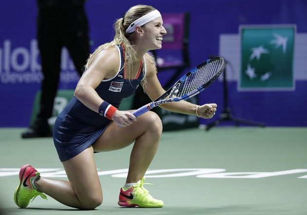 Slovenská tenistka Dominika Cibulková se raduje z vítězství nad Rumunkou Simonou Halepovou.