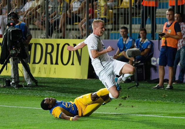 Plzeňský obránce David Limberský (nahoře) "dostává naloženo" od Jeana Sonyho Alcénata z Ploješti.