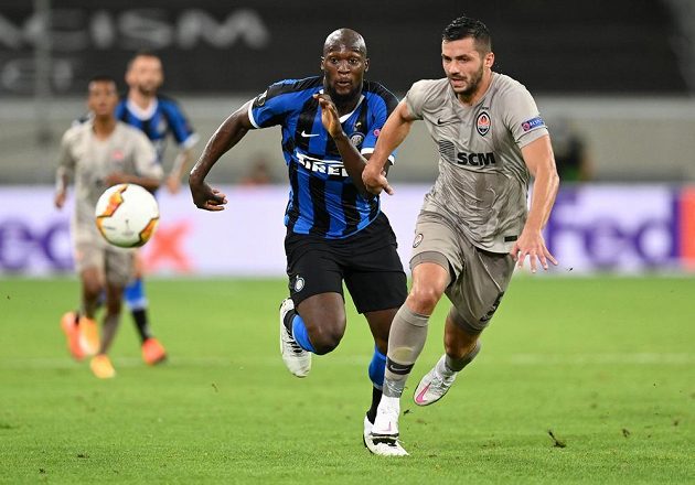 Útočný tank Interu Milán Romelu Lukaku (vlevo) v souboji s Davitem Chočolavou ze Šachtaru Doněck.