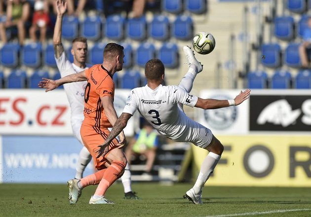 Muris Mešanovič z Boleslavi a Michal Kadlec ze Slovácka v akci během utkání nejvyšší soutěže.