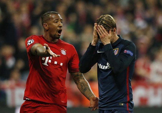 Fernando Torres skrývá tvář ve dlaních, vlevo je obránce Bayernu Jerome Boateng.