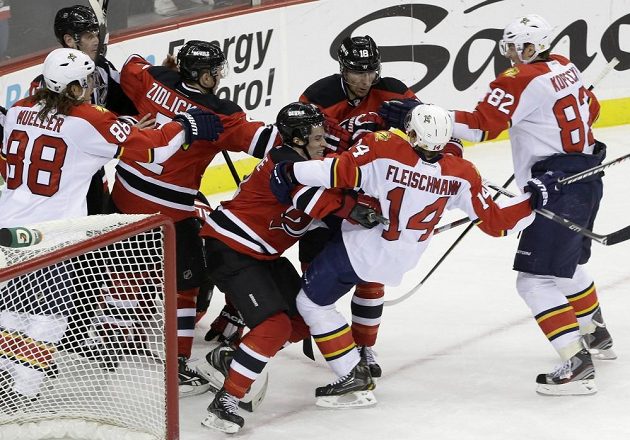 Emoce na konci utkání Devils s Panthers jiskřily. Na snímku to Fleischmann schytává od Henriquea
