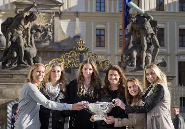 Tenistky (zleva) Lucie Hradecká, Denisa Allertová, Karolína Plíšková, Lucie Šafářová, Barbora Strýcová a Petra Kvitová zapózovaly před Pražským hradem s pohárem pro vítězky Fed Cupu.