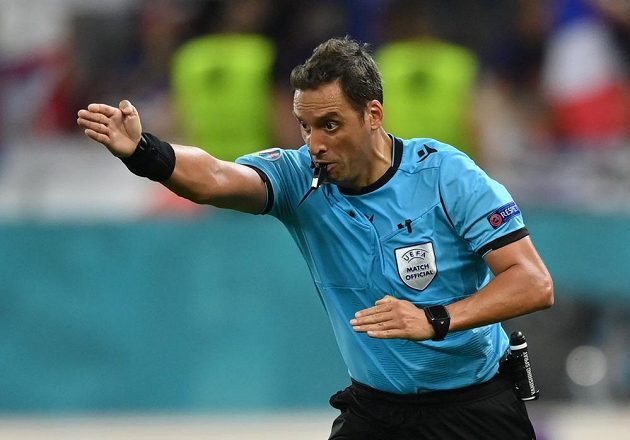 Penalta! ukazuje gestem rozhodčí Fernando Rapallini. Jenomže Švýcaři ji neproměnili a Francouzi zápas otočili.