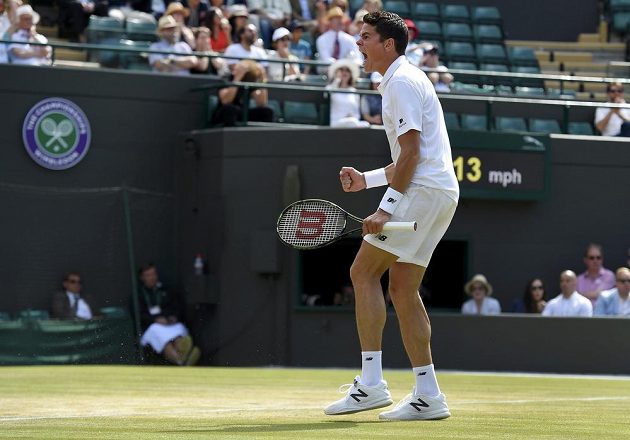 Kanaďan Milos Raonic se raduje po jedné z výměn v zápase se Samem Querrym z USA.
