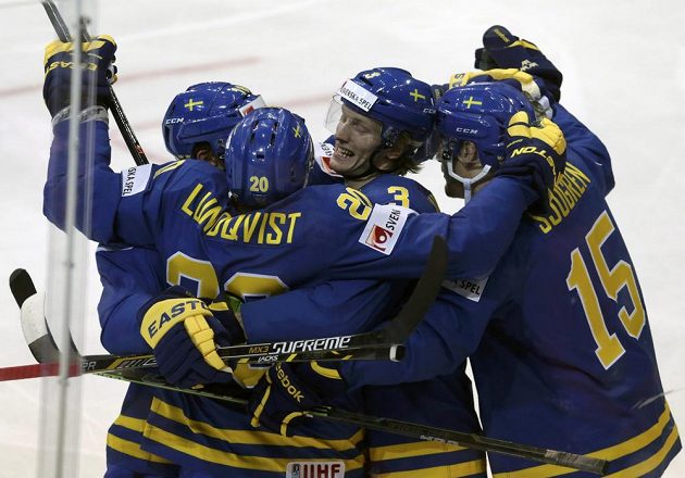 Švédský hokejista Joel Lundqvist (druhý zleva) slaví se spoluhráči gól proti České republice na MS v Praze.