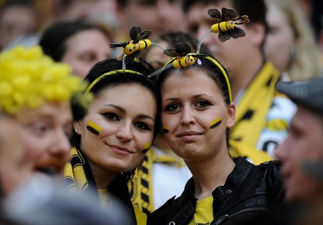Litvínovské fanynky na Zimním stadiónu Ivana Hlinky během čtvrtého finále extraligy proti Třinci.