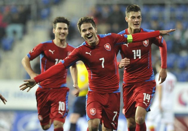 Čeští fotbalisté do 21 let slaví gól proti Černé Hoře. Zleva Michal Trávník, střelec branky Aleš Čermák a Patrik Schick.