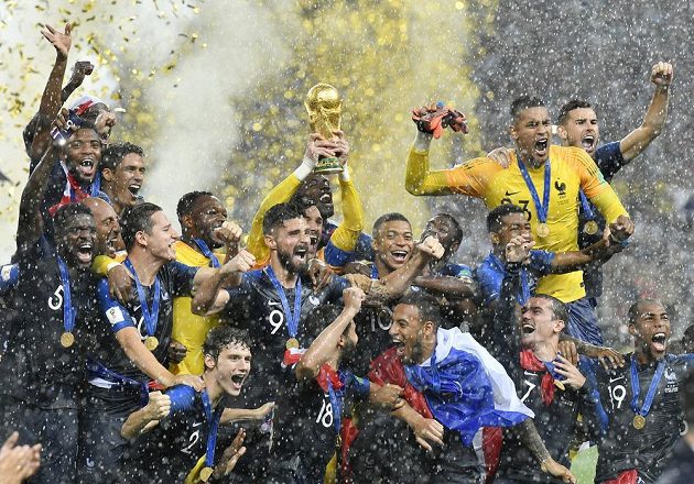 Francouzští fotbalisté na vrcholu blaha! Pohár třímá v rukou gólman Hugo Lloris.