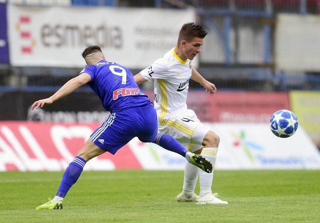 Milan Lalkovič z Olomouce a Libor Holík ze Zlína v akci během odvetného utkání semifinále skupiny o Evropu v nejvyšší fotbalové soutěži.