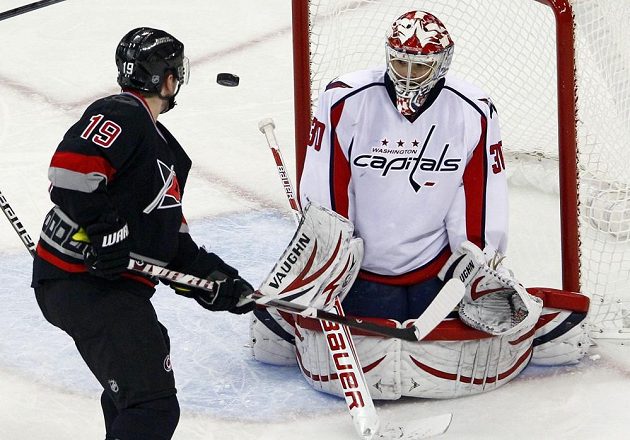 Útočník Caroliny Jiří Tlustý se snaží překonat Michala Neuvirtha v brance Washingtonu Capitals.