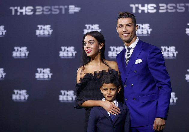 Cristiano Ronaldo při vyhlášení v Curychu, jeho syn a přítelkyně Georgina Rodriguezová.