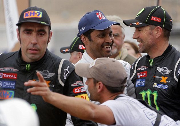 Španěl Nani Roma (vlevo), Francouz Stephané Peterhansel (vpravo) a Katařan Nasser Al-Attíja (uprostřed) v cíli Rallye Dakar v chilském městě Valparaiso.