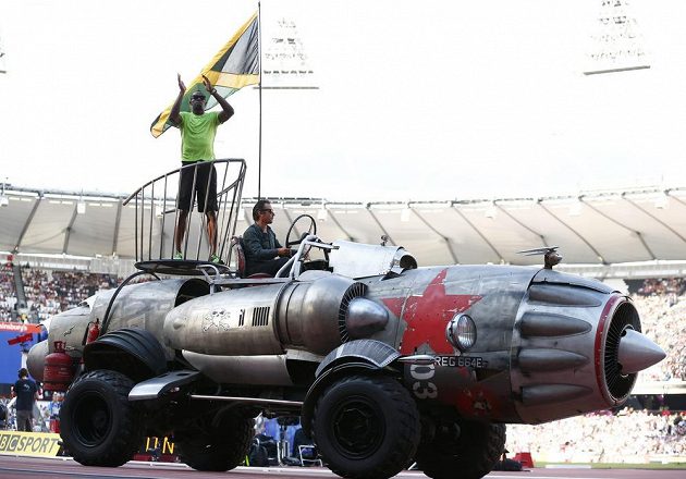 Usain Bolt zdraví diváky v Londýně ze svérázné rakety, která ho dovezla na start běhu na 100 metrů.
