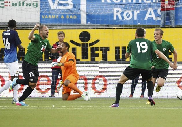 Jablonecký Michal Hubnik (druhý zleva) slaví gól do sítě Strömsgodsetu v odvetě 3. předkola Evropské ligy v Drammenu.