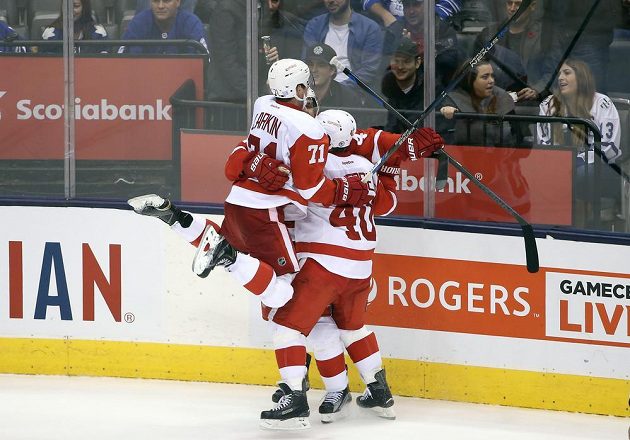 Radost hokejistů Detroitu Red Wings z rozhodující branky Jakuba Kindla (4) v zápase proti Torontu Maple Leafs.