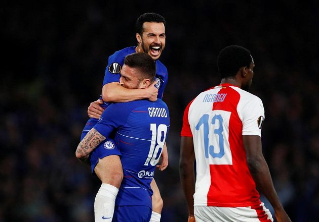 Fotbalista Chelsea Olivier Giroud slaví gól v síti Slavie v utkání Evropské ligy.