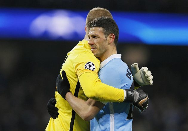 Brankář Manchesteru City Joe Hart (vlevo) a jeho spoluhráč Martin Demichelis se radují z postupu do čtvrtfinále Ligy mistrů.