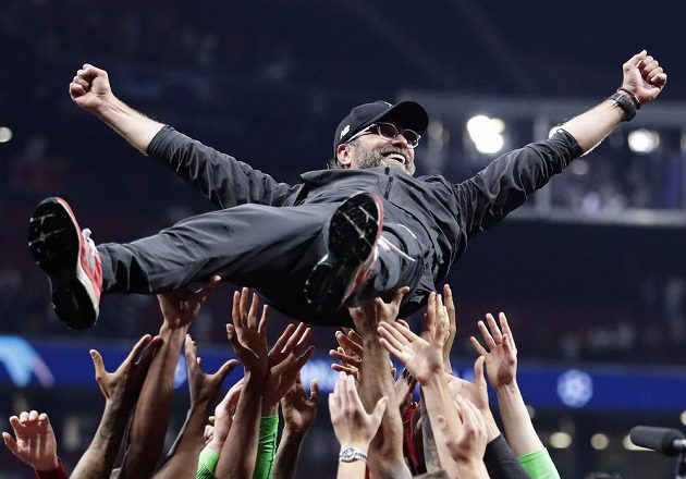 Trenér Liverpoolu Jürgen Klopp se proletěl pro triumfu ve finále Ligy mistrů nad hlavami hráčů.