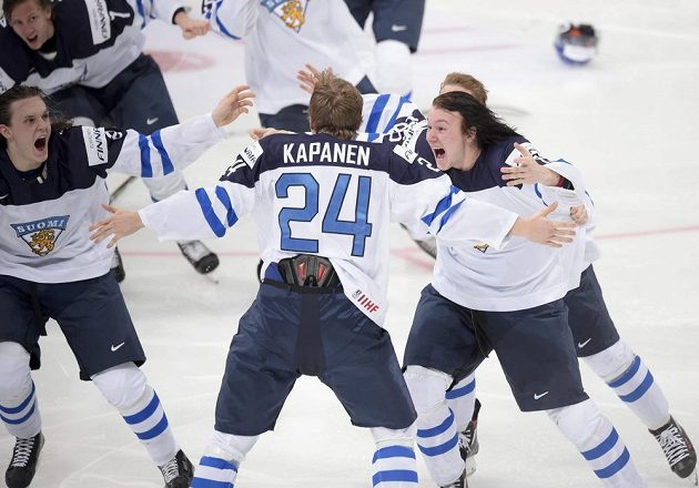 Finští hokejisté slaví vítězství ve finále MS do dvaceti let. Kasperi Kapanen (uprostřed) vstřelil vítězný gól v prodloužení.