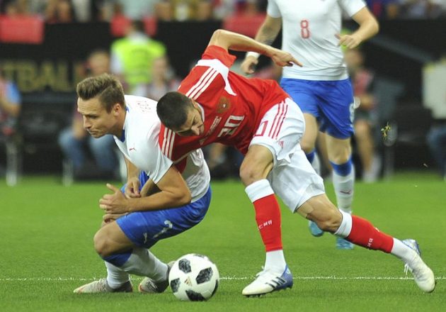 Stanislav Tecl (vlevo) a Rus Aleksej Ionov při souboji v přátelském utkání v Rostově.