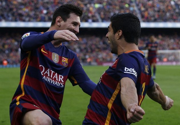 Barcelonský útočník Luis Suárez (vpravo) slaví se spoluhráčem Lionelem Messim gól proti Atlétiku Madrid.
