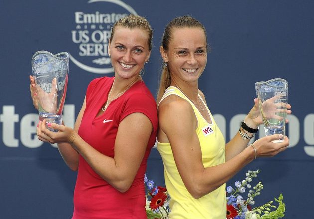 Vítězka turnaje v New Havenu Petra Kvitová (vlevo) s trofejí. Vpravo poražená finalistka Magdaléna Rybáriková ze Slovenska.
