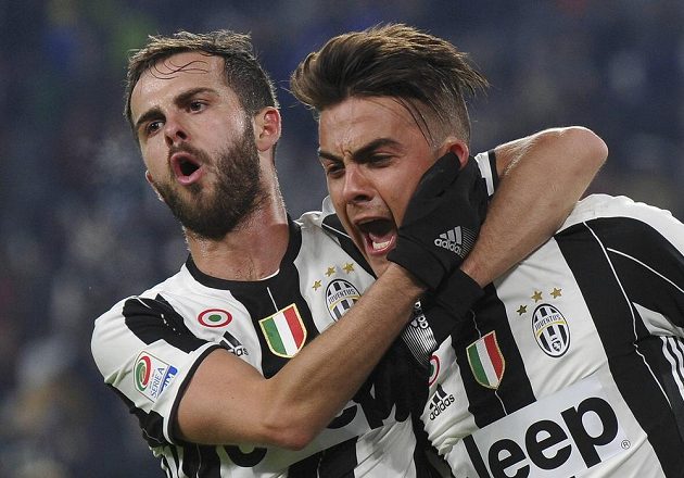 Hráči Juventusu Paulo Dybala a Miralem Pjanič oslavují gól v utkání proti Boloni.