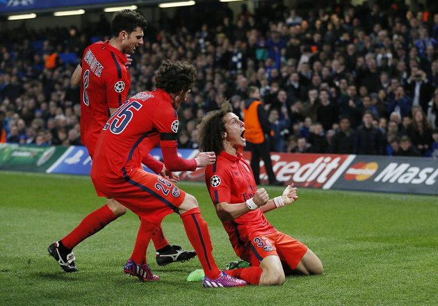 David Luiz (vpravo) oslavuje se spoluhráči z Paris St. Germain vyrovnávací gól v duelu s Chelsea.