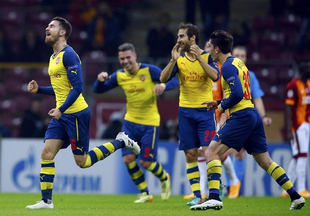 Aaron Ramsey (vlevo) z Arsenalu oslavuje se spoluhráči gól proti Galatasarayi v závěrečném kole skupin Ligy mistrů.