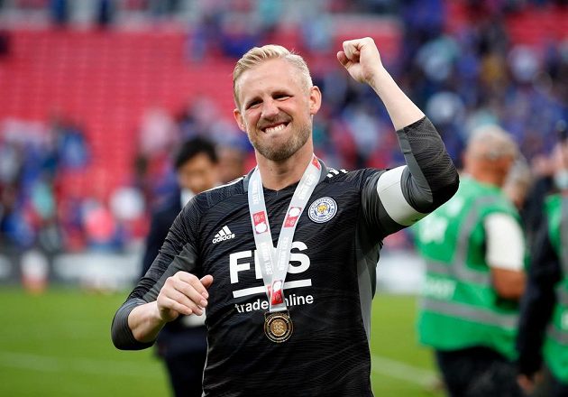 Brankář Leicesteru City Kasper Schmeichel slaví po vítězství v anglickém Superpoháru.