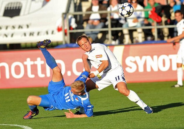 Záložník Slovácka Jiří Valenta (vpravo) v souboji s ostravským středopolařem Janem Hablem.