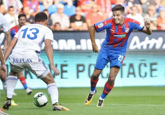 Aleš Čermák z Viktorie Plzeň (vpravo) v akci během utkání 5. kola první fotbalové ligy, kdy Plzeň vyhrála nad Baníkem Ostrava 3:0.