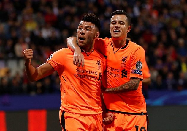 Alex Oxlade-Chamberlain (vlevo) oslavuje se spoluhráčem Philippem Coutinhem z Liverpoolu šestý gól v síti Mariboru.
