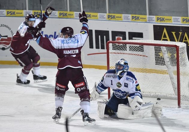 Útočníci Sparty Lukáš Klimek (vlevo) a Curtis Hamilton se radují z gólu. V brance Komety je Marek Čiliak.