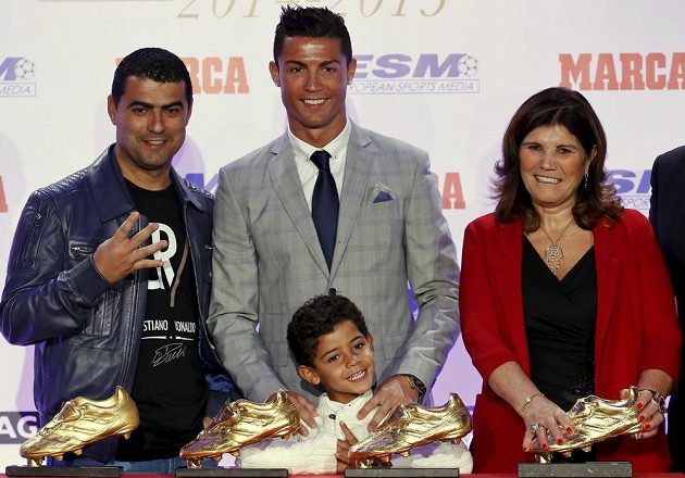 Cristiano Ronaldo z Realu Madrid při předání Zlaté kopačky za sezónu 2014/15, vpravo jeho matka Dolores Aveiro, před ním syn Cristiano Ronaldo Jr. a nechybí ani jeho bratr Hugo.