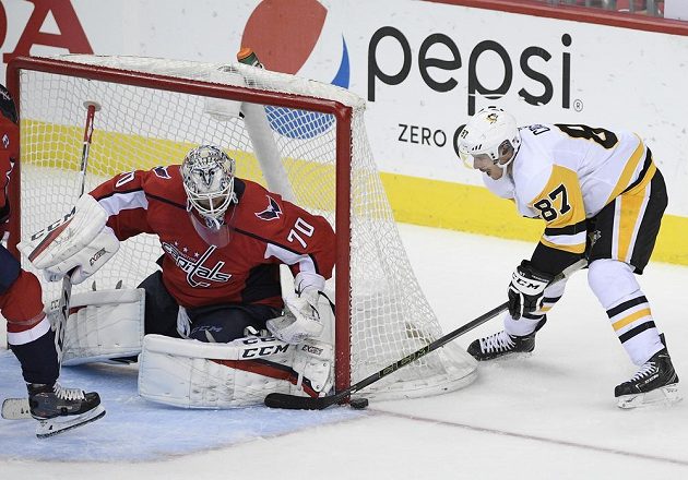 Hvězdný útočník Pittsburghu Penguins Sidney Crosby (87) zkouší vyzrát v utkání NHL na brankáře Washingtonu Capitals Bradena Holtbyho. Úspěšný tentokrát nebyl.