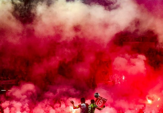 Sportovní fotografie roku 2018 - vítěz kategorie fotbal: Jaromír Zmrhal ze Slavie a Jan Kovařík z Plzně hlavičkují v 27. kole 1. fotbalové ligy při zápase Slavia Praha vs. Viktoria Plzeň. 5.5.2018, Praha, Česká republika. Autor: Roman Vondrouš.