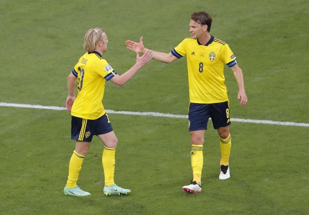 Švédská radost na EURO. Emil Forsberg přijímá gratulaci poté, co vstřelil gól do sítě Polska.