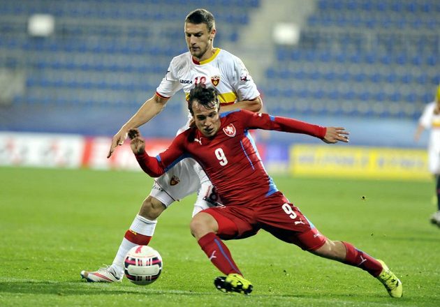 Jakub Fulnek (vpředu) v souboji s Mončilem Raspopovičem z Černé Hory v kvalifikaci ME 2017 hráčů do 21 let.
