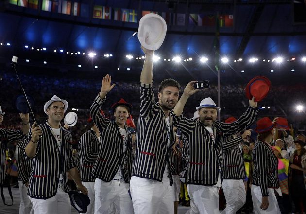 Badmintonista Petr Koukal zdraví s ostatními členy české výpravy publikum na Maracaná.