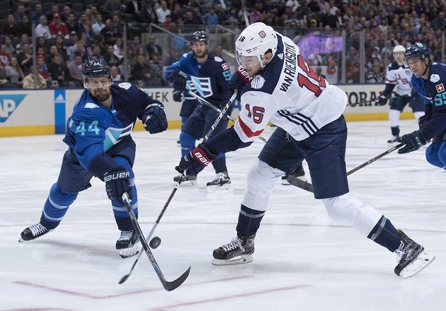 Útočník USA James Van Riemsdyk bojuje s Dennisem Seidenbergem z Výběru Evropy při Světovém poháru.