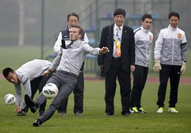 Ambasador v lakýrkách... David Beckham předvádí precizní přímý kop během své návštěvy Číny v březnu 2013.