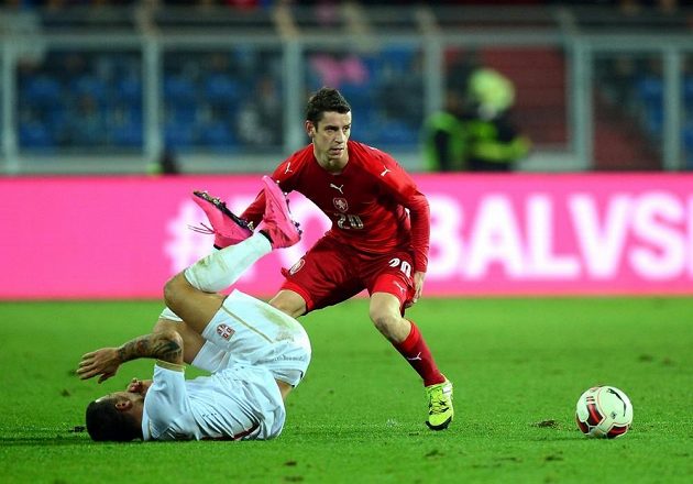 Český reprezentační záložník Ondřej Zahustel v souboji s jedním ze srbských hráčů během přípravného zápasu.