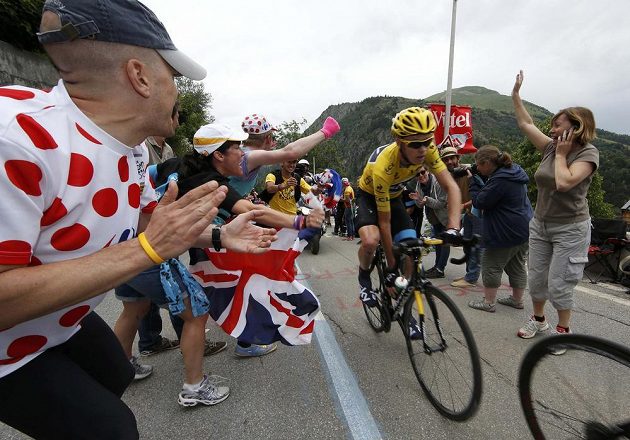 Lídr letošního ročníku cyklistické Tour de France Christopher Froome (ve žlutém trikotu) stoupá na vrchol Alpe-d´Huez.