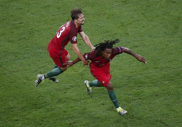 Renato Sanches (dole) z Portugalska se raduje z vyrovnávací branky proti Polsku.
