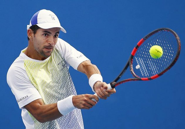 Kolumbijec Santiago Giraldo v utkání 1. kola Australian Open proti českému tenistovi Janu Hernychovi.