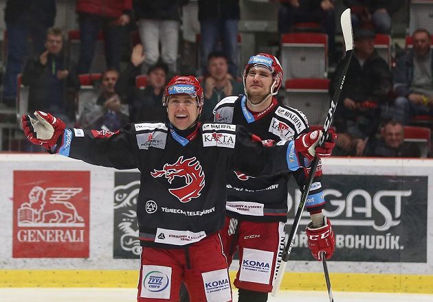 Třinecký hrdina Jiří Polanský se raduje z druhé branky v duelu s Pardubicemi ve čtvrtfinále play off.