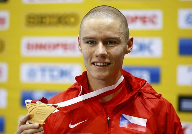 Pavel Maslák pózuje se zlatou medailí na halovém mistrovství světa v Sopotech.