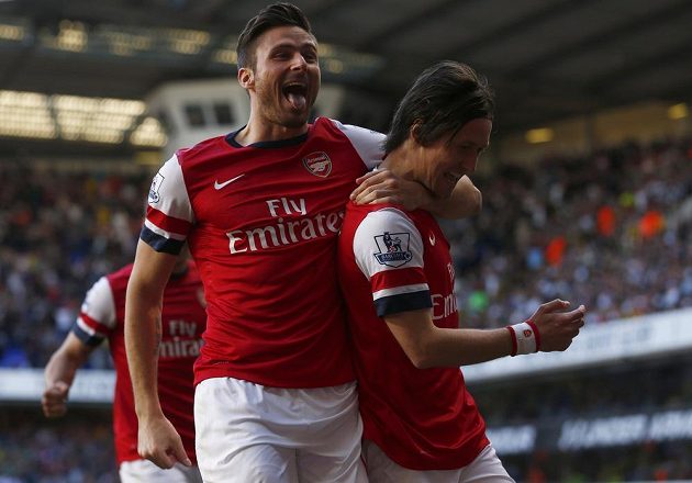 Olivier Giroud (vlevo) slaví společně se střelcem Tomášem Rosickým gól do sítě Tottenhamu.